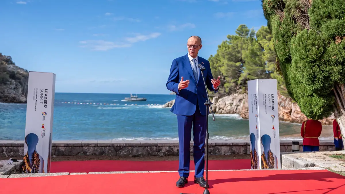 Kanzler Merz beim Westbalkangipfel: 22.10.2026, Montenegro, Sveti Stefan: Bundeskanzler Friedrich Merz (CDU) kommt in Montenegro zum Westbalkangipfel in Sveti Stefan an und spricht bei einem Statement. Foto: Michael Kappeler/dpa +++ dpa-Bildfunk +++