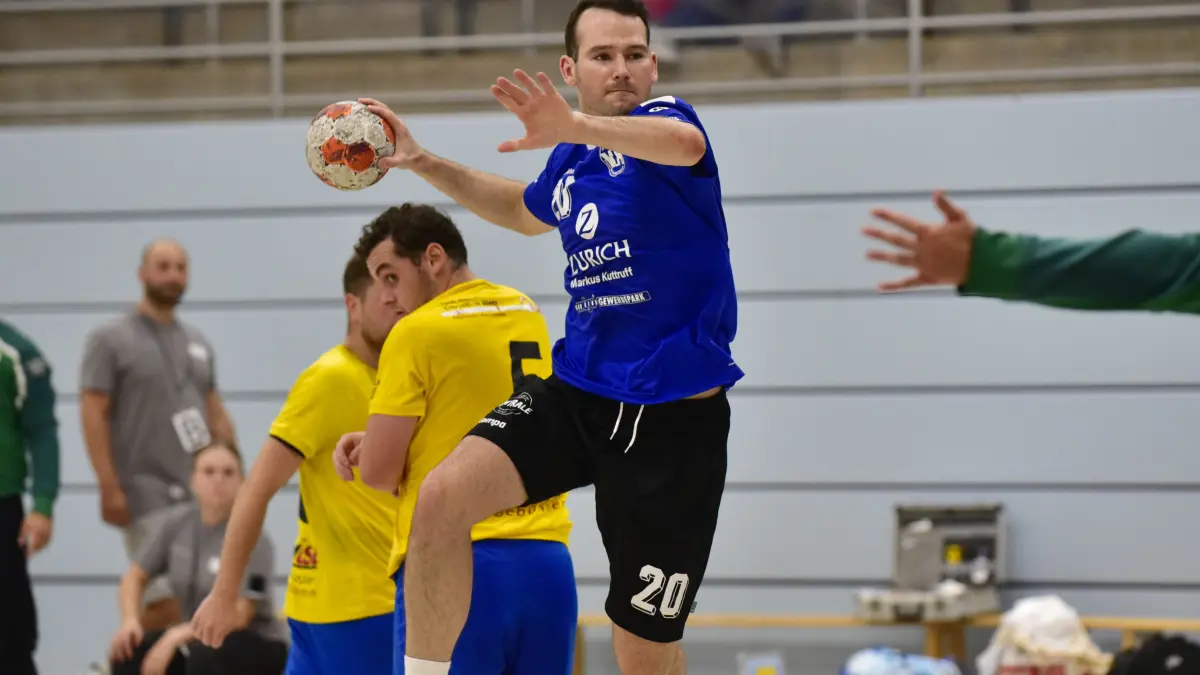 Julian Bußhardt (mit Ball) will mit Schwenningen in Singen punkten.