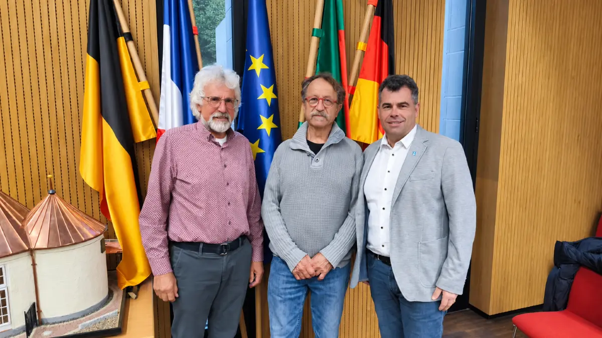 Dieter Lehmannn-Schaufelberger (links) ist aus dem Bad Liebenzeller Gemeinderat ausgeschieden, Clavigo Lampart (Mitte) wurde als dessen Nachfolger vom ersten stellvertretenden Bürgermeister Sebastian Kopp neu verpflichtet.