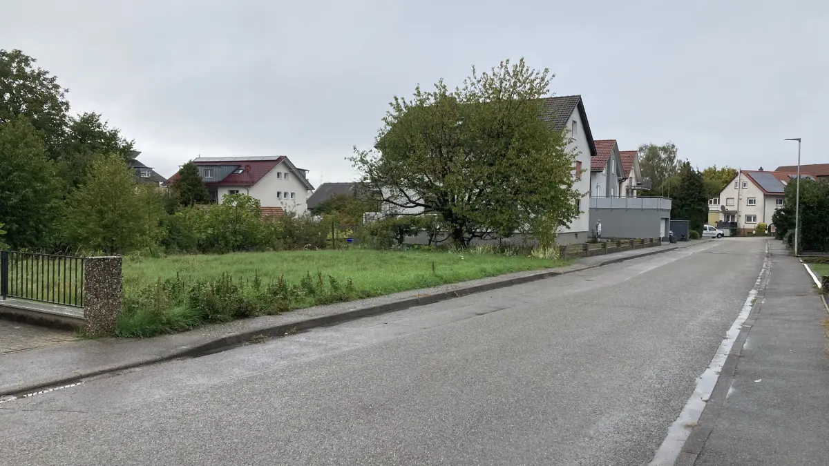 Hier dürfte sich nach gut 60 Jahren eine Baulücke künftig schließen. Ein Mehrfamilienwohnhaus ist geplant.