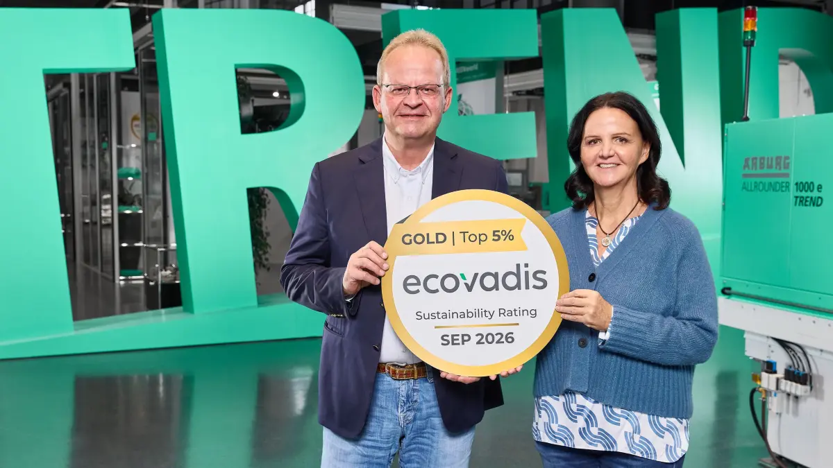 Die geschäftsführenden Gesellschafter Juliane und Michael Hehl sind stolz auf die vierte Ecovadis-Auszeichnung in Gold infolge für Arburg