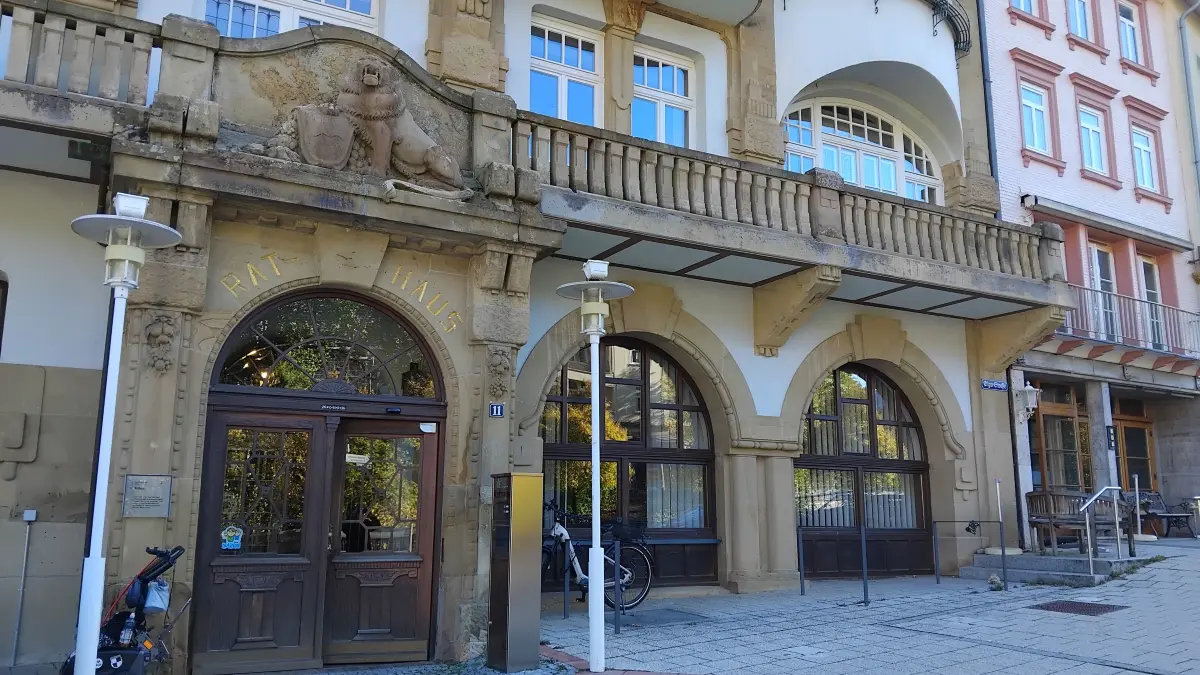 Im Stitzungsaal im Erdgeschoss des Bad Wildbader Rathauses tagt der Gemeinderat.