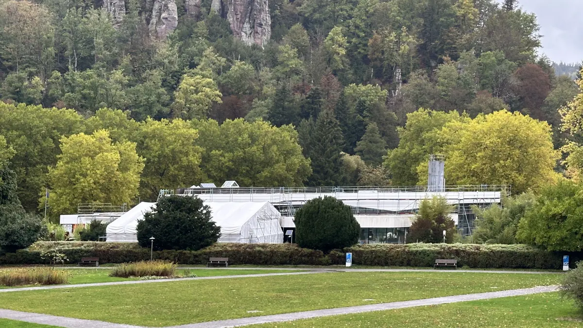 Die Siebentälertherme soll im kommenden Frühjahr fertig sein. Unter dem Bauzelt wird gerade das Außenbecken verflieset.