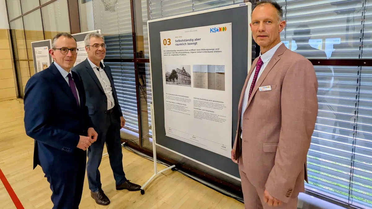 Nach dem Festakt zum 125-jährigen Bestehen der Kaufmännischen Schule in Villingen führte Schulleiter Sebastian Pfautsch (von rechts) Martin Müller vom Regierungspräsidium Freiburg und Landrat Sven Hinterseh durch die Ausstellung zur Schulgeschichte.