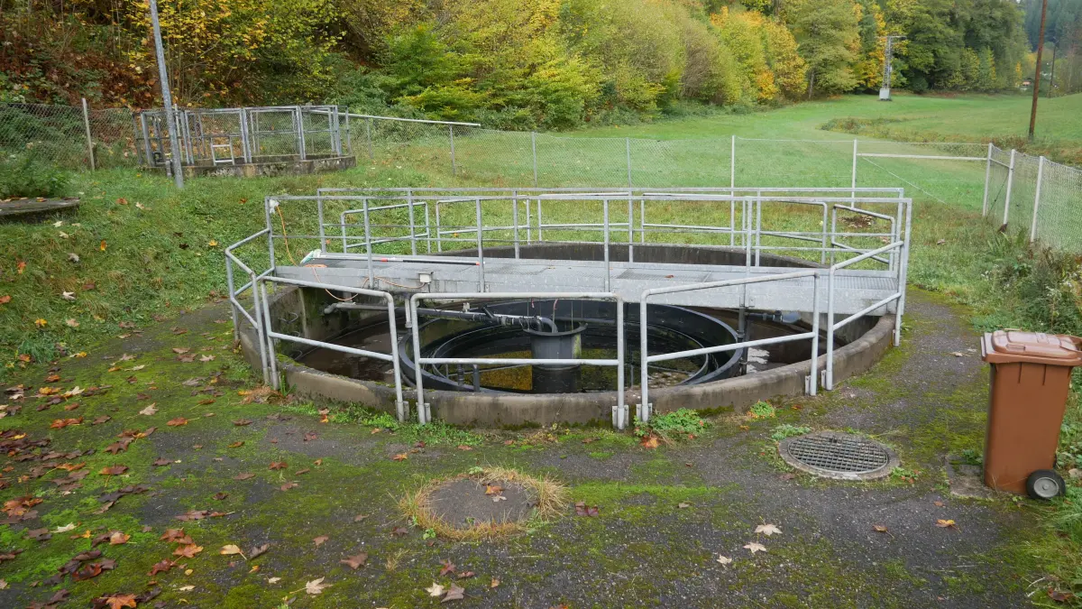 die Kleinkläranlage im Schenkenzeller Ortsteil Kaltbrunn muss verfahrenstechnisch mit einer Phosphatfällung nachgerüstet werden, zusammen mit der rückläufigen Abwassermenge erfordert diese eine Erhöhung des Abwasserpreises