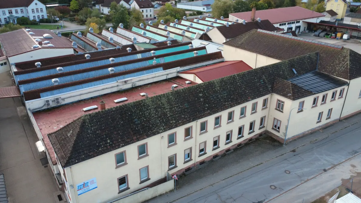 Blick auf das einstige Verwaltungsgebäude der Zellaerosol auf dem Fessmann & Hecker-Areal mit den dahinterliegenden Hallen. Auf dem Gelände ist längst wieder Leben eingekehrt.