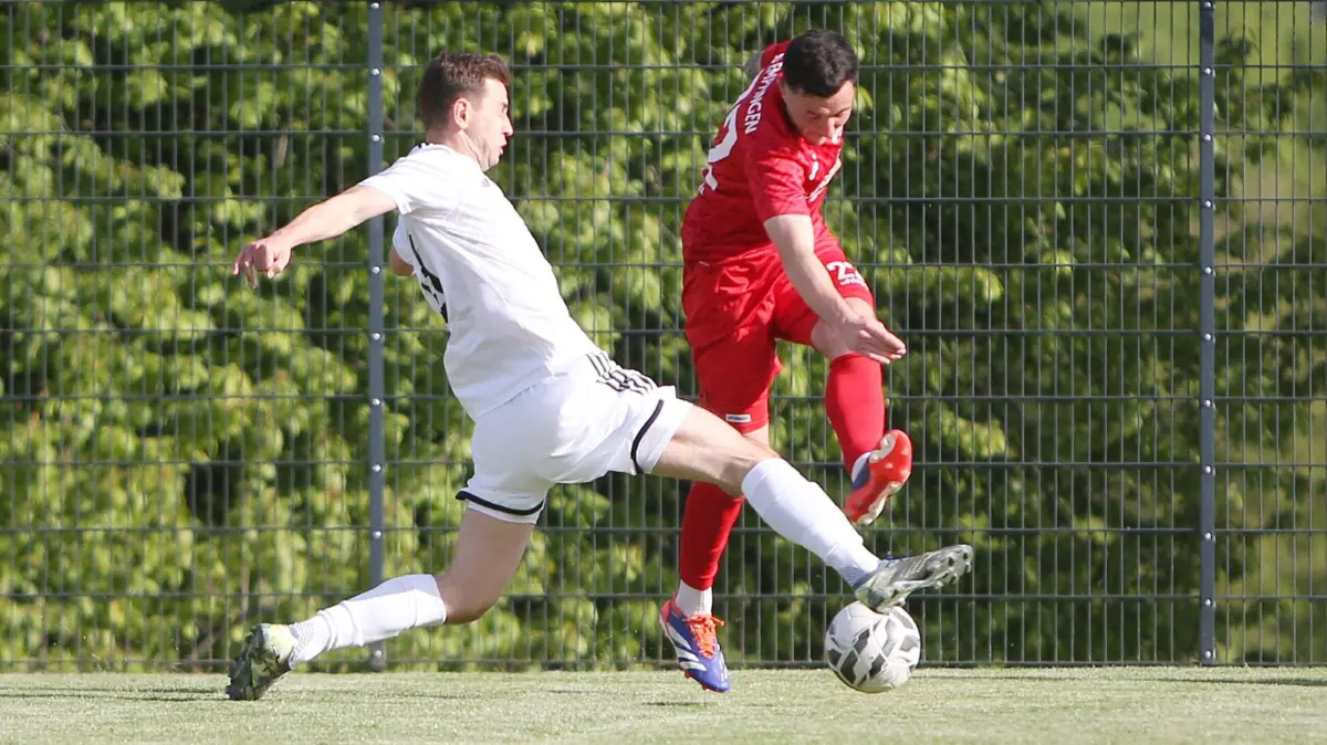 Beim letzten Aufeinandertreffen gewann die SG Empfingen (in Rot) mit 4:1 gegen den VfB Bösingen.