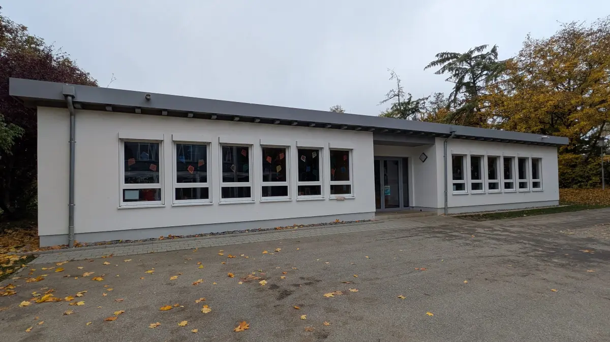An den erst kürzlich generalsanierten Schulpavillon wird angebaut (auf dem Foto links). Für die Ganztagsbetreuung werden weitere Räumlichkeiten benötigt.