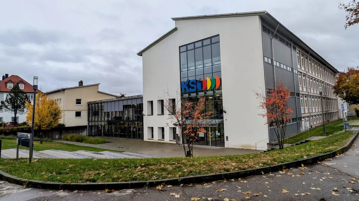 Die Kaufmännische Schule an der Herdstraße in Villingen schaut auf ihr 125-jähriges Bestehen zurück. Seit 1961 ist sie in der Südstadt beheimatet. Foto: Jochen Schwillo