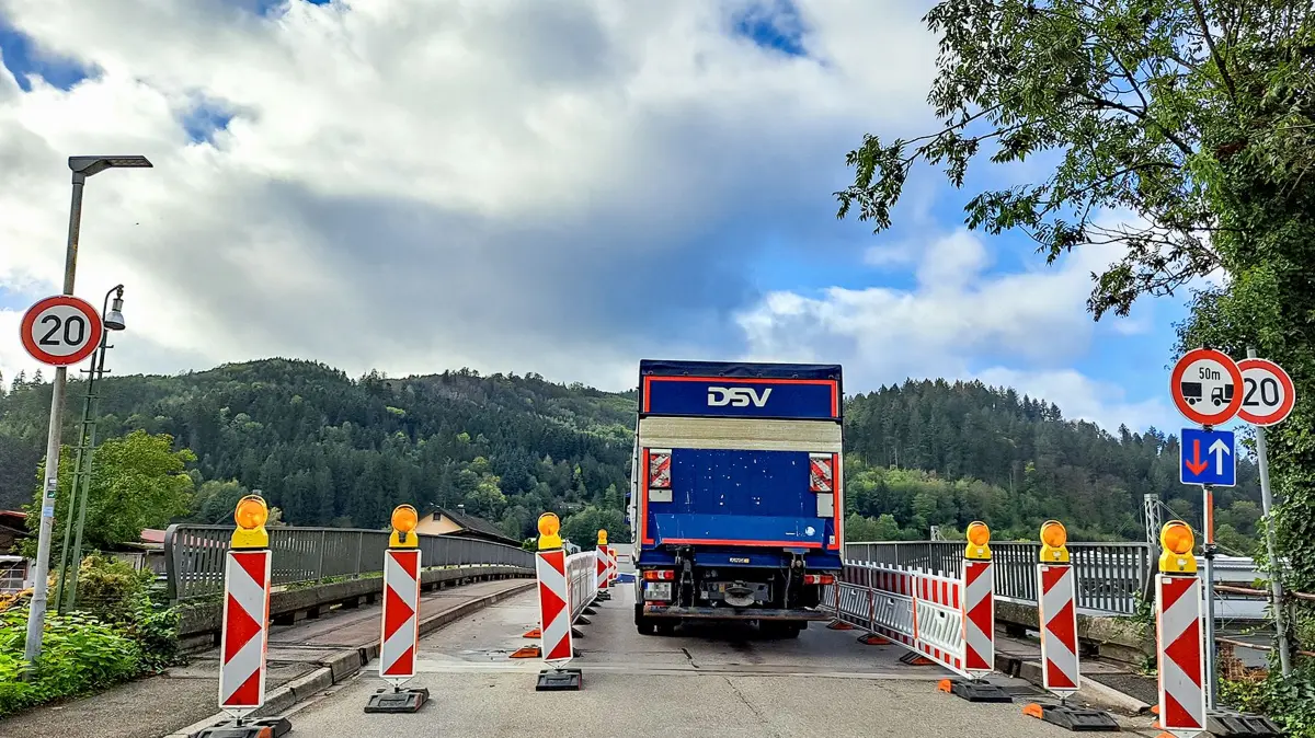 Die Brücke ins Hausacher Industriegebiet ist stark beschädigt. Damit sie noch bis 2029 hält, hat die Stadt nun einige Sofortmaßnahmen ergriffen, die bereits Wirkung zeigen.