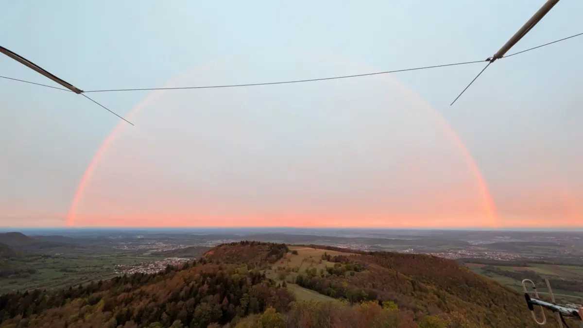 Obwohl keine Wolken am Himmel zu sehen waren, erschien ein Regenbogen.