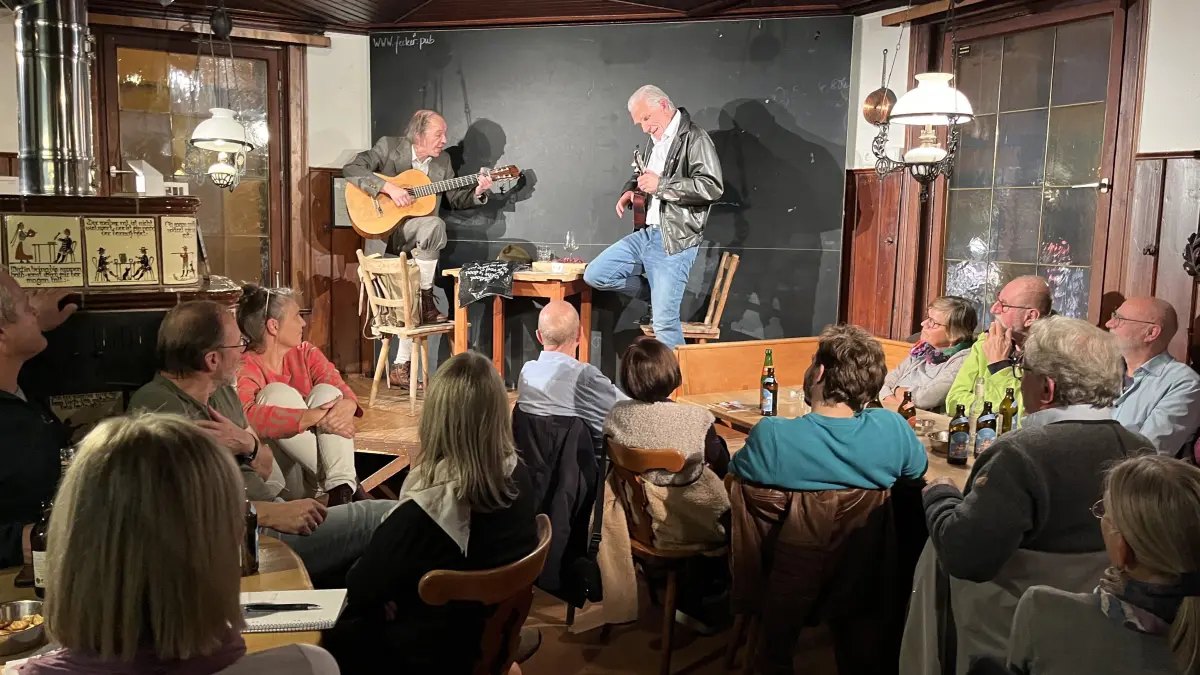 Die alte "Fecker"-Atmosphäre kehrte für einen Abend zurück, als das Theater Lindenhof sein Stück "Chaim und Adolf" in der gut gefüllten Kneipe spielte.