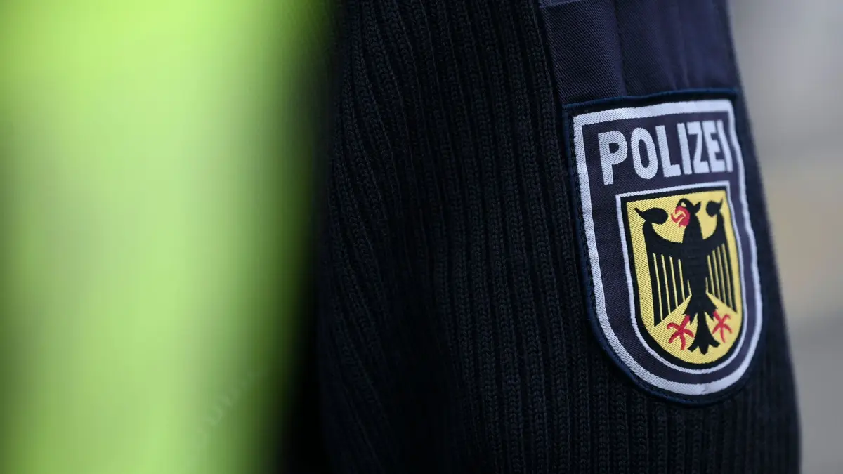 Bundespolizei - Symbolbild: Blick auf das Wappen der Bundespolizei auf einem Ärmel einer Uniform. (zu dpa: «Zwei Verletzte nach Angriff in Regionalzug»)