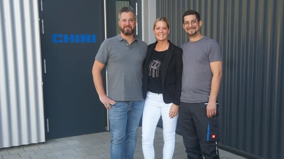 Von links: Alessandro Chini, Carolina Vater und Alessio Chini vor dem Firmengebäude.
