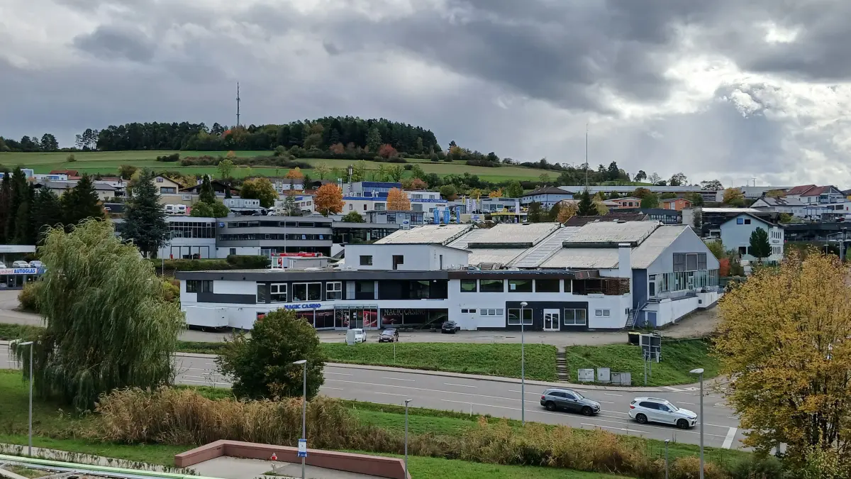 Der Gebäudekomplex an der Bauknecht-Kreuzung, zu dem unter anderem die frühere Tennishalle gehört, befindet sich nun im Besitz der Stadt.