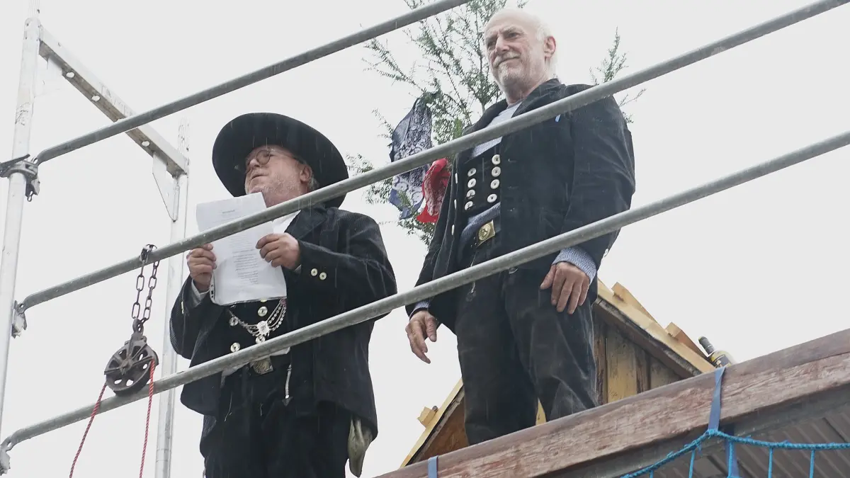 Manfred Maier (links) und Jürgen Herbst tragen den Richtspruch vor.