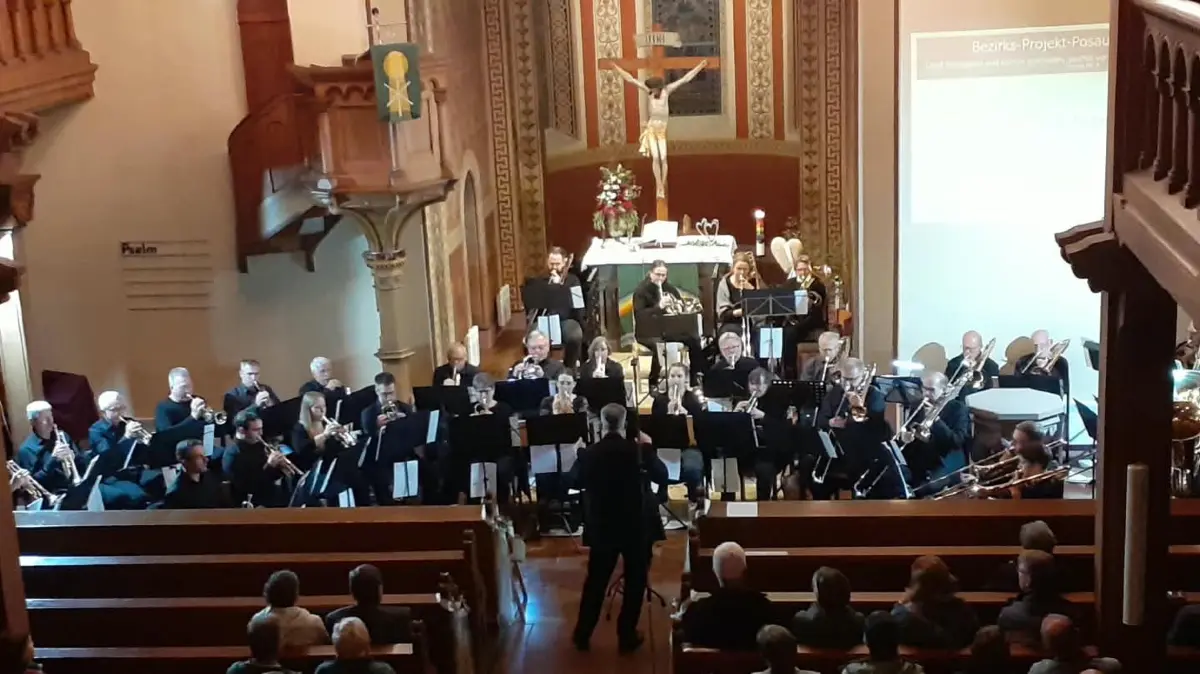 Der Bezirks-Projekt-Posaunenchor unter der Leitung von Markus Mößner beim Konzert in der Johanneskirche.