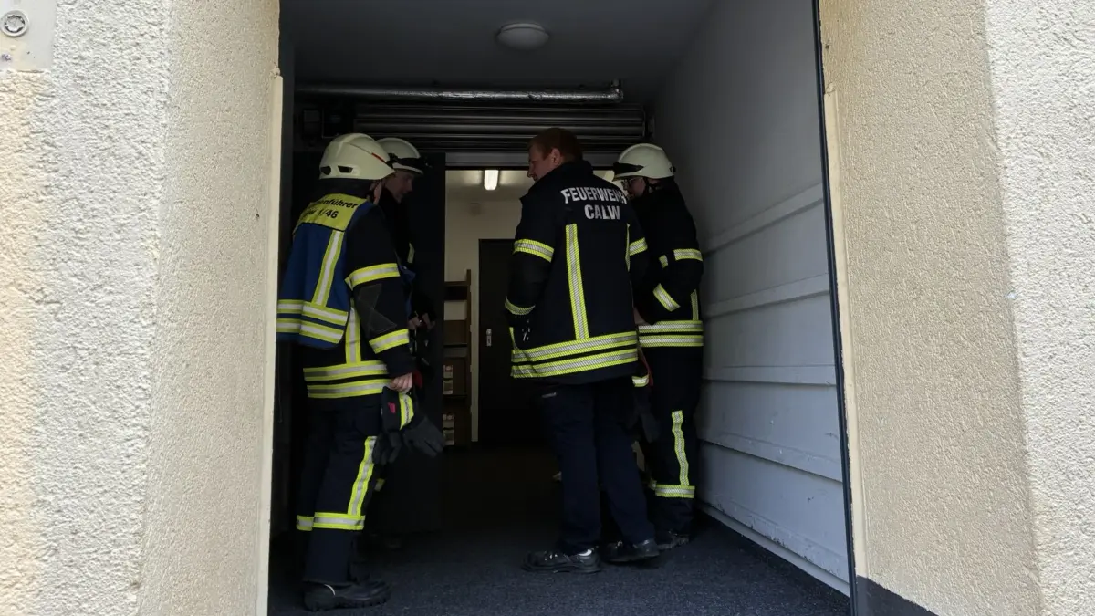 Zehn Einsatzkräfte rückten zur Personenrettung aus.