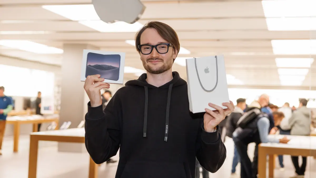 iPhone Duo : Sindelfingen, Breuningerland, iPhone Duo, Apple Store, Verkaufsstart des iPhone Duo im Apple Store im Breuningerland, Warteschlange, Kunden,