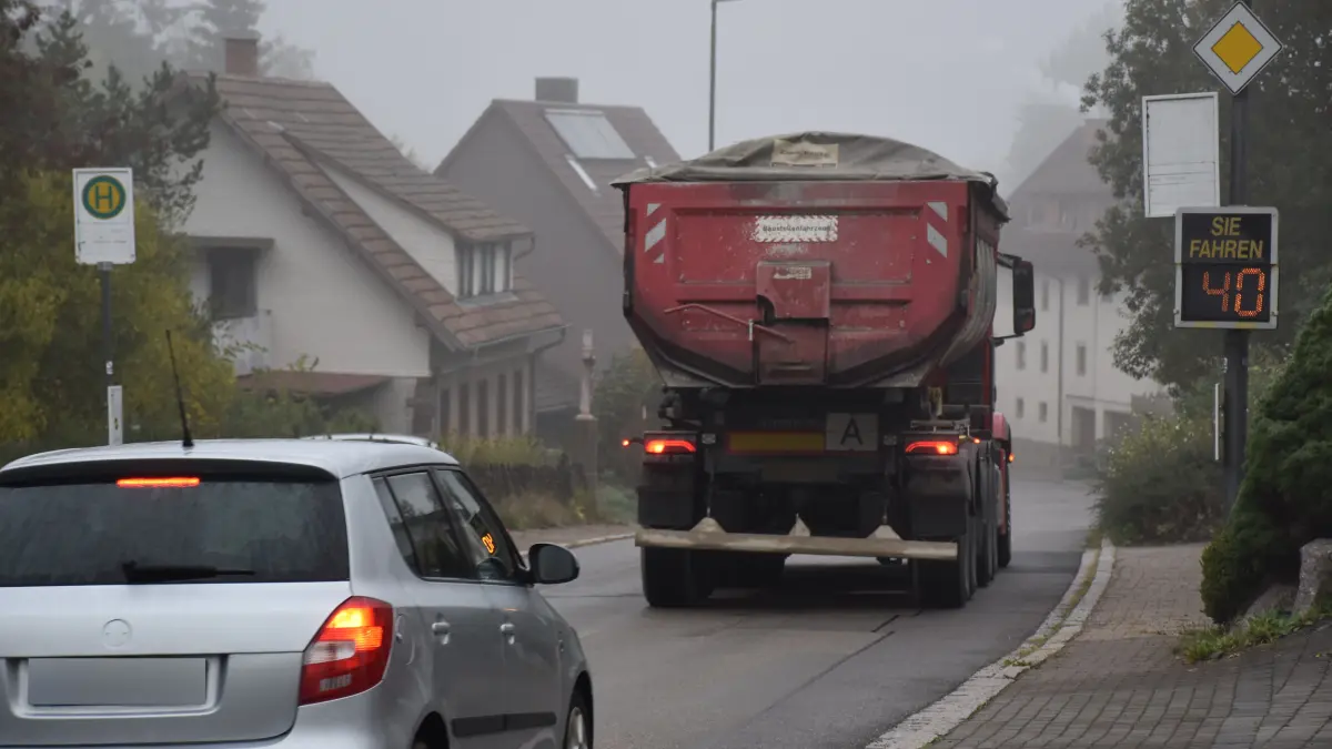 Nicht mehr länger vertrösten lassen wollen sich die Anwohner in der Königsfelder Straße angesichts der Verkehrslärms auf die innerörtliche Sanierung der L 181.