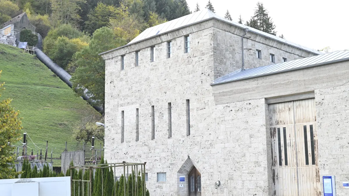 Das "Wasserschloss" in Bettenhausen ist ein denkmalgeschütztes Wasserkraftwerk aus den 1920er-Jahren mit einer für die Region einzigartigen architektonischen Formensprache.