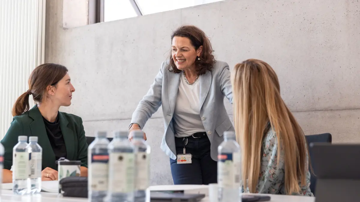 Regina Feketics (Mitte) betreut seit rund 20 Jahren das Studienprogramm Executive MBA an der HFU Business School der Hochschule Furtwangen.