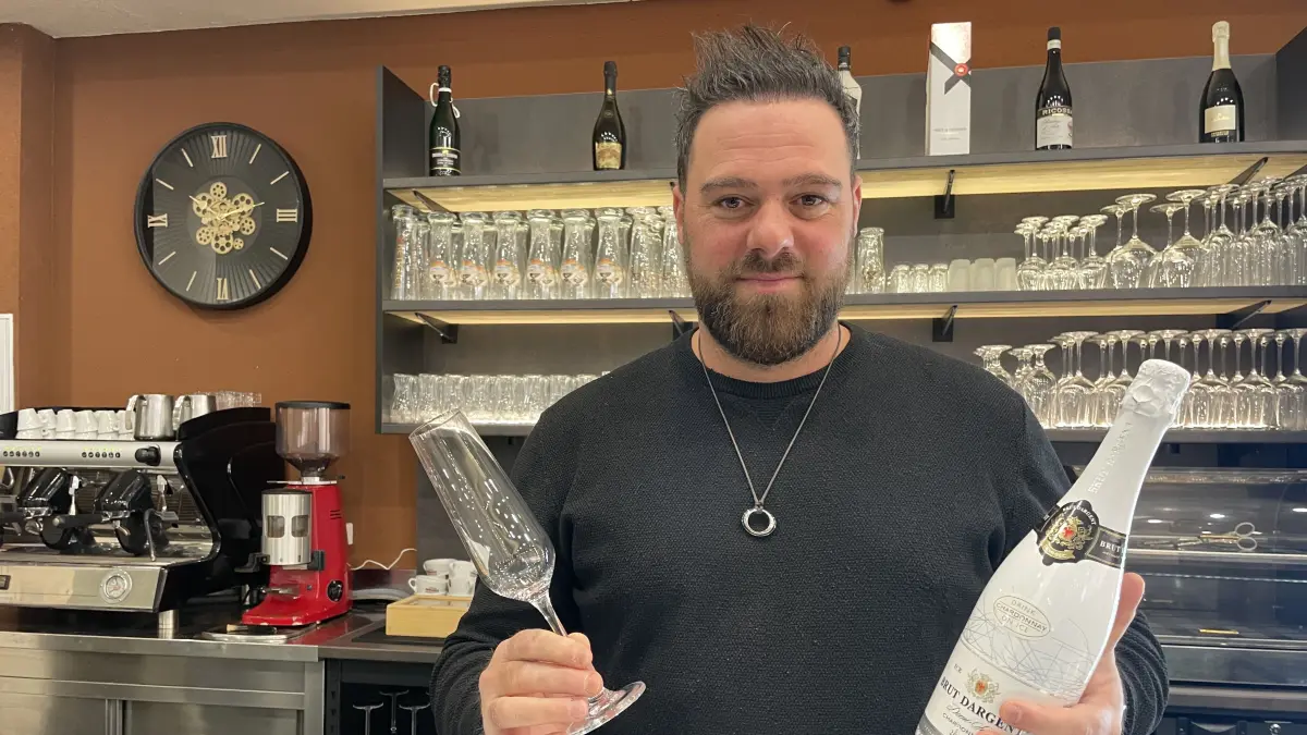 Mario Castiglione hinter der Theke seiner neuen Roxy Bar in St. Georgen – er freut sich bereits auf die Eröffnung am Samstag, 24. Oktober.
