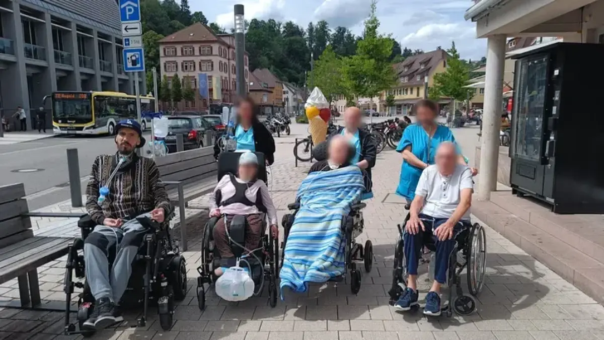 Die "Beatmungs-WG" ist auf Rollstühle angewiesen. Die müssen auch transportiert werden. Der bisherige Rollstuhltransporter bekommt allerdings bald keinen TÜV mehr.