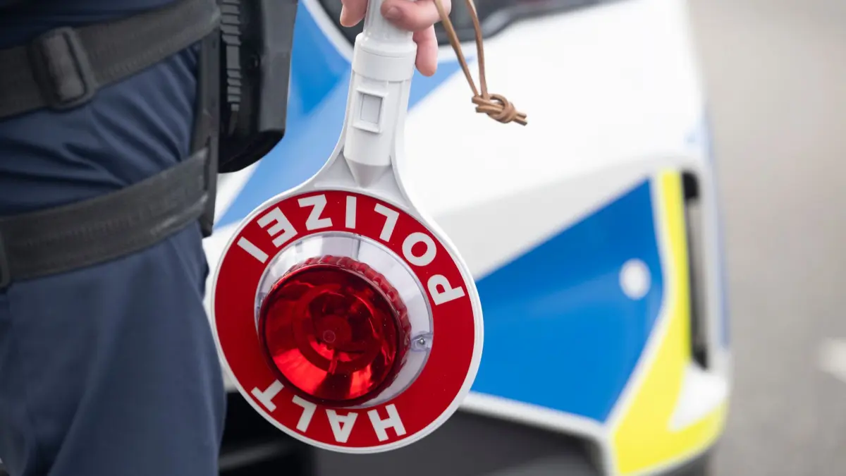 Bundespolizei: Eine Einsatzkraft der Bundespolizei hält während eines Fototermins mit der Deutschen Presse-Agentur (dpa) (zu dpa: «Akkus im Wert von 10.000 Euro: Zwei Männer festgenommen»)