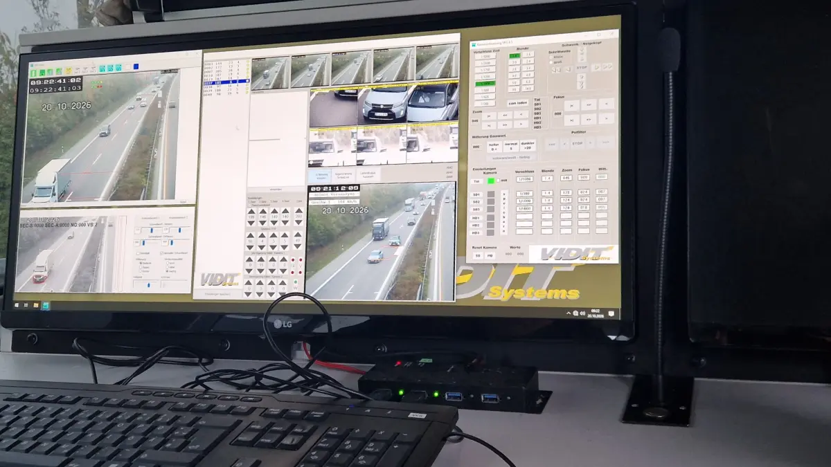 Arbeitsplatz Autobahnbrücke: Auf den Monitoren im Inneren des Messbusses läuft eine Software, • die jeden Abstandsverstoß auf der A 81 zentimetergenau dokumentiert.