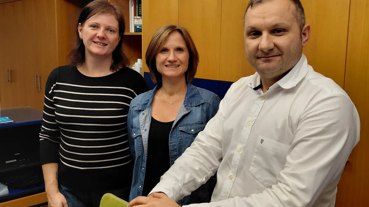 Neues und Bewährtes: Augenarzt Damian-Nicolae Roman (rechts) führt die Praxis von Elisabeth Baumert nun weiter, zusammen mit den erfahrenen und langjährigen Arzthelferinnen Stephanie Pahle und Stefanie Blum.