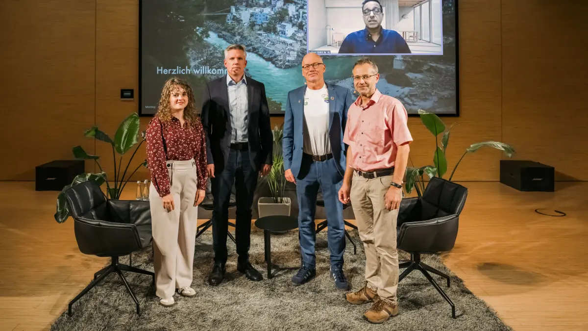 Im Rahmen des Hansgrohe Water Dialogue diskutierten Rebecca Weigold, Leiterin Corporate Sustainability & ESG bei Hansgrohe, Moderator Jörg Hass, Pressesprecher der Hansgrohe Group, Prof. Dr. Andreas Fath von der Universität Furtwangen, Prof. Dr. Michael Müller von der Universität Freiburg und Dr. Suboor Bakht, Direktor des Heidelberg University Office South Asia, aus Neu-Delhi zugeschaltet (v.l.n.r.).