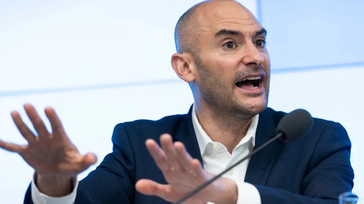 Finanzminister Danyal Bayaz: Danyal Bayaz (Bündnis 90/Die Grünen), Finanzminister von Baden-Württemberg, nimmt an einer Landespressekonferenz teil. (zu dpa: «Bayaz dämpft Erwartungen trotz höherer Steuereinnahmen»)
