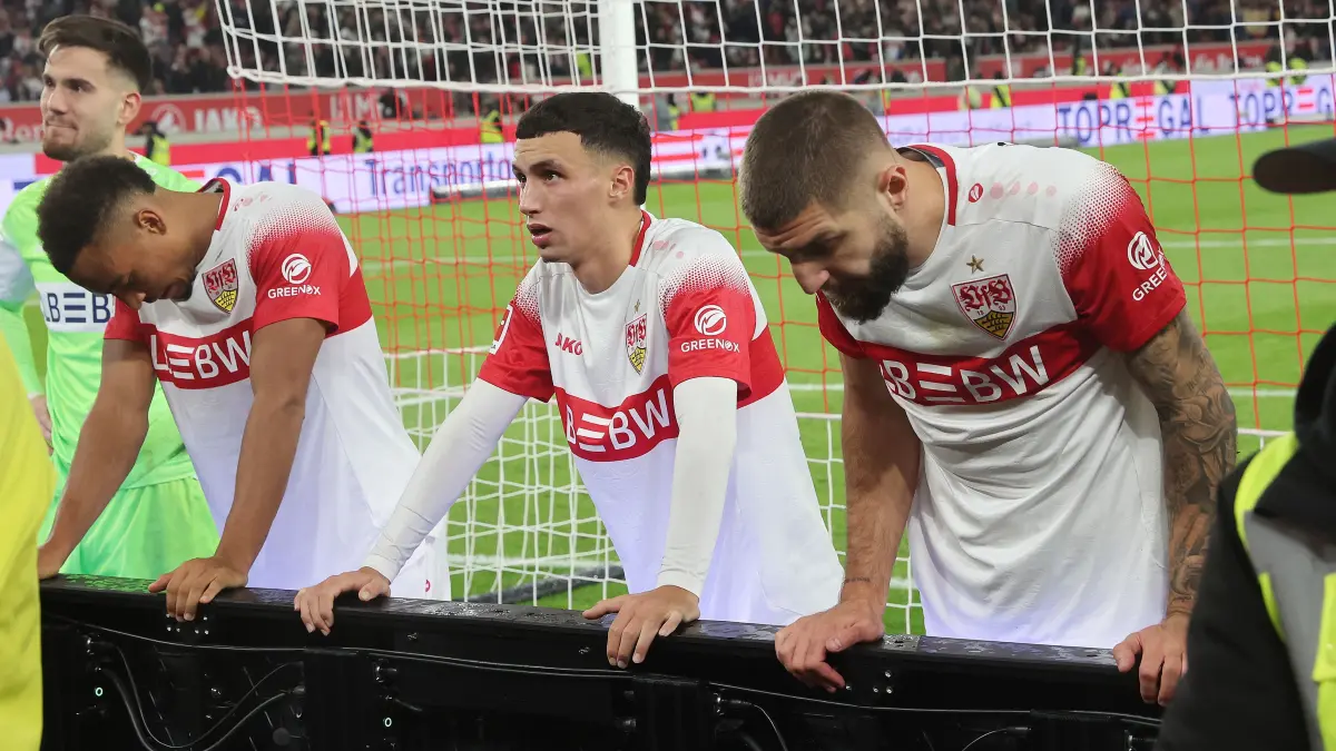 Enttäuschung nach Spielende beim Gang in die Kurve: Dennis Seimen, Jamie Leweling, Bilal El Khannouss und Jeff Chabot (v.l.).