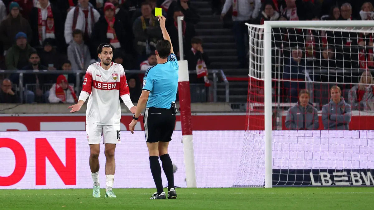 Fußball VfB Stuttgart vs. Borussia Mönchengladbach: BAU // Stuttgart, Fußball Bundesliga, 7. Spieltag, VfB Stuttgart vs. Borussia Mönchengladbach , Atakan Karazor (VfB) sieht die gelbe Karte von Schiedsrichter Matthias Jöllenbeck