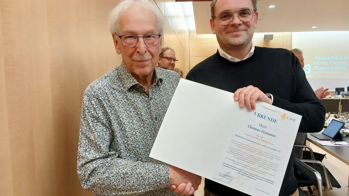 Thomas Zizmann (links) wurde von Oberbürgermeister Florian Kling aus dem Gemeinderat Calw verabschiedet.