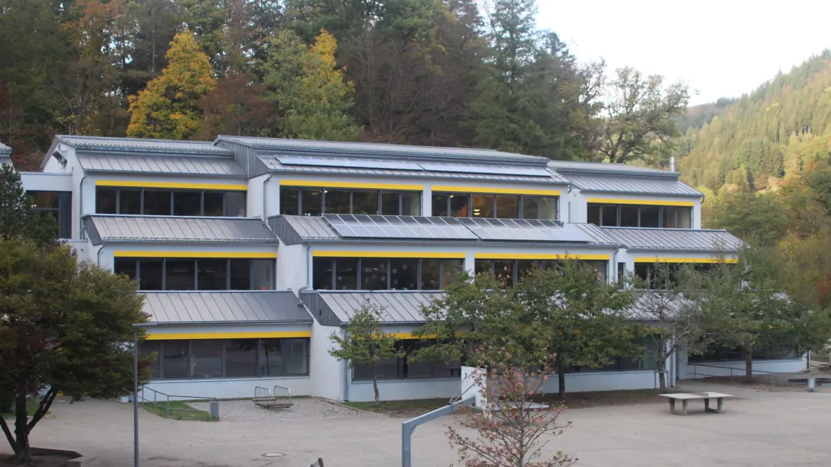 Im Bestandsgebäude des Buchenbrandareals sind die Gemeinschaftsschule und die Buchenbrand-Grundschule untergebracht.