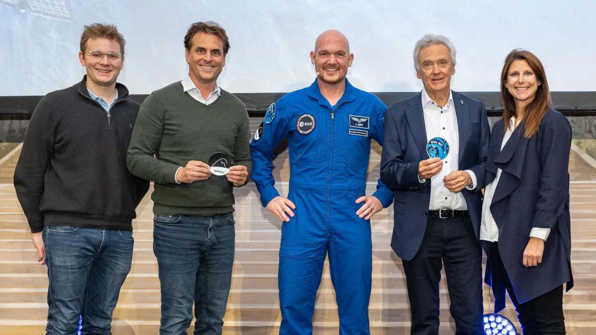 ESA-Astronaut Alexander Gerst (Mitte) überreicht der Europa-Park-Familie Mack ein besonderes Geschenk - zwei Patches, die er auf seinen Weltraummissionen an Bord hatte.