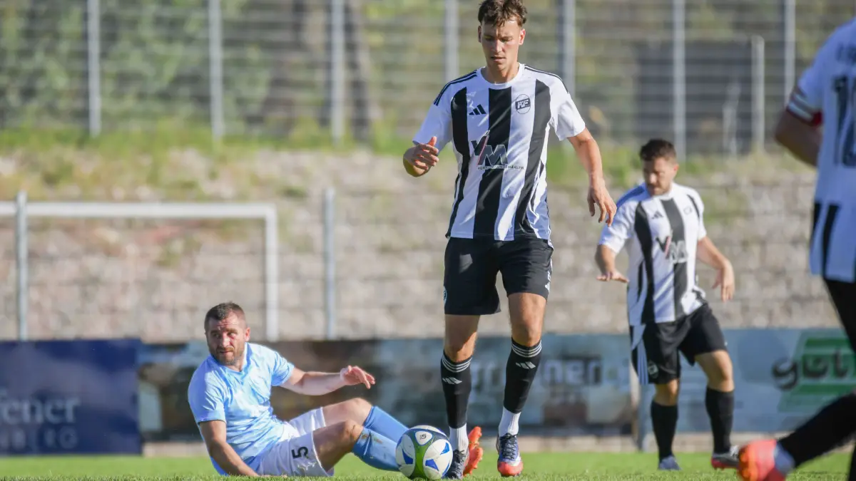 Tobias Ramsteiner (am Ball) und der FV Fahrnau eilen der Konkurrenz davon.