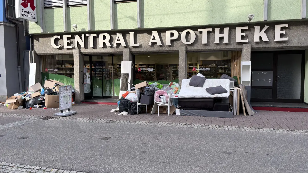 Hier war die erste Fuhre schon weg: Vor der Central Apotheke wurde Müll abgelegt.