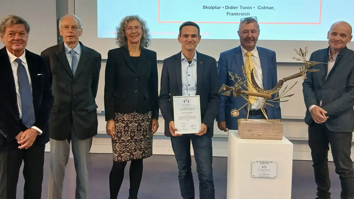 Theodor Sproll (von links), Georg Freiherr von Schönau, Alexandra Zoller (Stiftungsvorstände), Vanja Spoo (Fachbereich Maschinenbau), Thomas Schwind (Stiftungsvorsitzender) und Prorektor Stefan Hess bei der Preisverleihung.