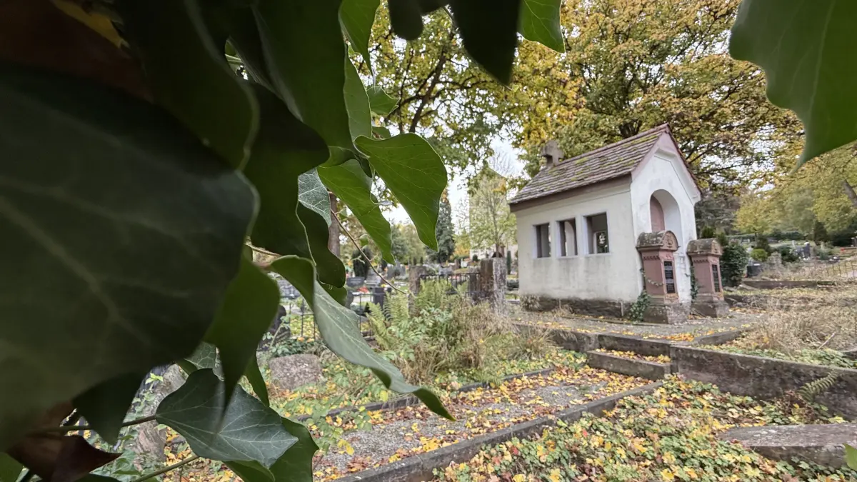 Auf dem Friedhof in Nagold erinnert eine Gedenkstätte an die Verstorbenen. An der Anlage im Außenberech nagt der Zahn der Zeit.