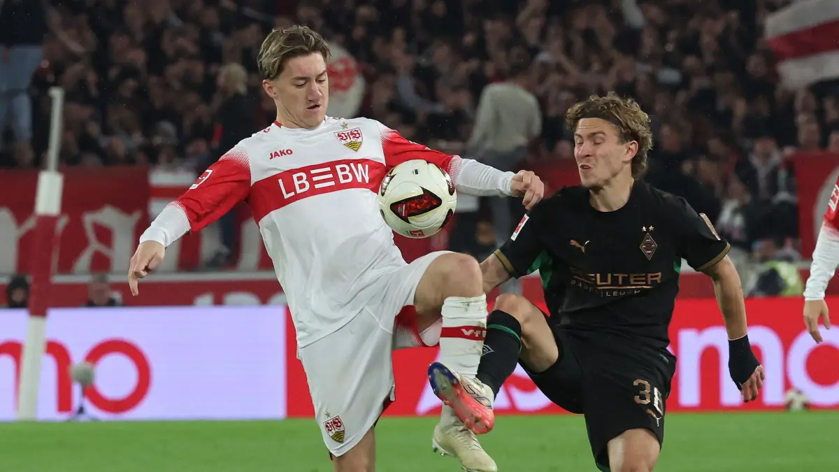 Fußball VfB Stuttgart vs. Borussia Mönchengladbach: BAU // Stuttgart, Fußball Bundesliga, 7. Spieltag, VfB Stuttgart vs. Borussia Mönchengladbach , von links: Angelo Stiller ( VfB ) / Hugo Bolin ( Gladbach )