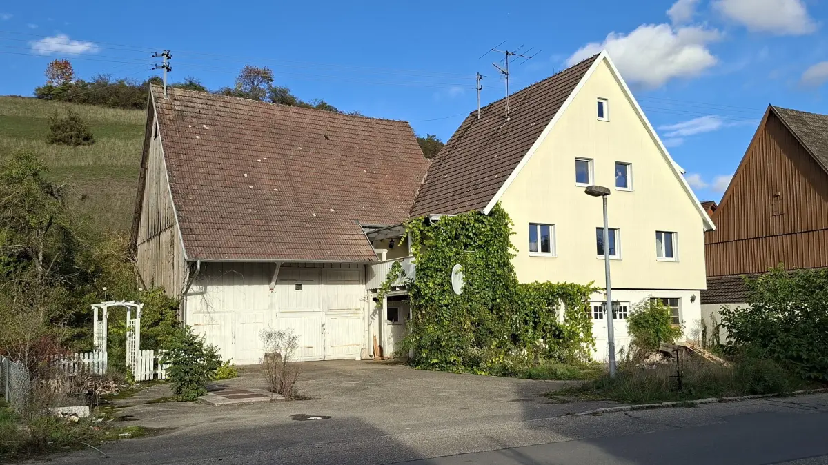 Das Wohnhaus samt Ökonomiegebäude soll für vier "Tiny Houses" samt Garagen und Stellplätzen weichen.