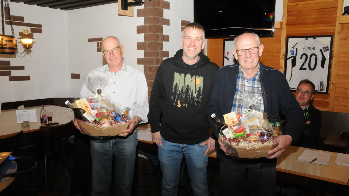 Tobias Fichter verabschiedete Gerhard Moosmann (links) und Erich Kunz (rechts).