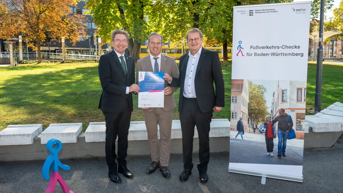 Offizieller Startschuss in Stuttgart (von links): Bürgermeister Michael Ruf, Staatssekretär Raimund Haser und Ordnungsamtsleiter Marko Burkhardt bei der Übergabe der Teilnahmeurkunde für den Fußverkehrs-Check 2026.