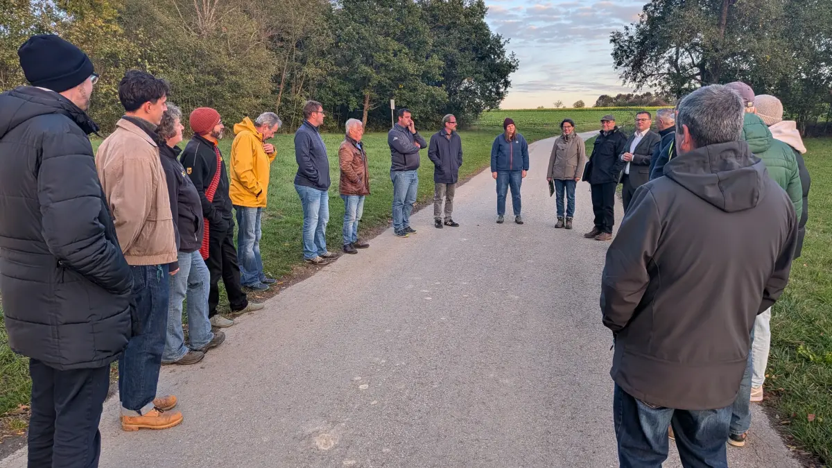 Heide Esswein (11. von links) von der Gruppe für ökologische Gutachten und Johanna Czermin (10. von links) vom Landschaftserhaltungsverband mit Interessierten bei der Biotopverbundsplanung