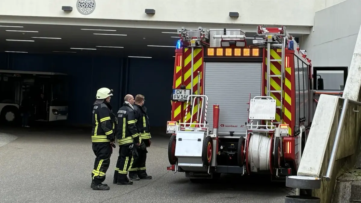 Eine Dreiviertelstunde lang waren die Einsatzkräfte der Calwer Feuerwehr vor dem ZOB im Einsatz.