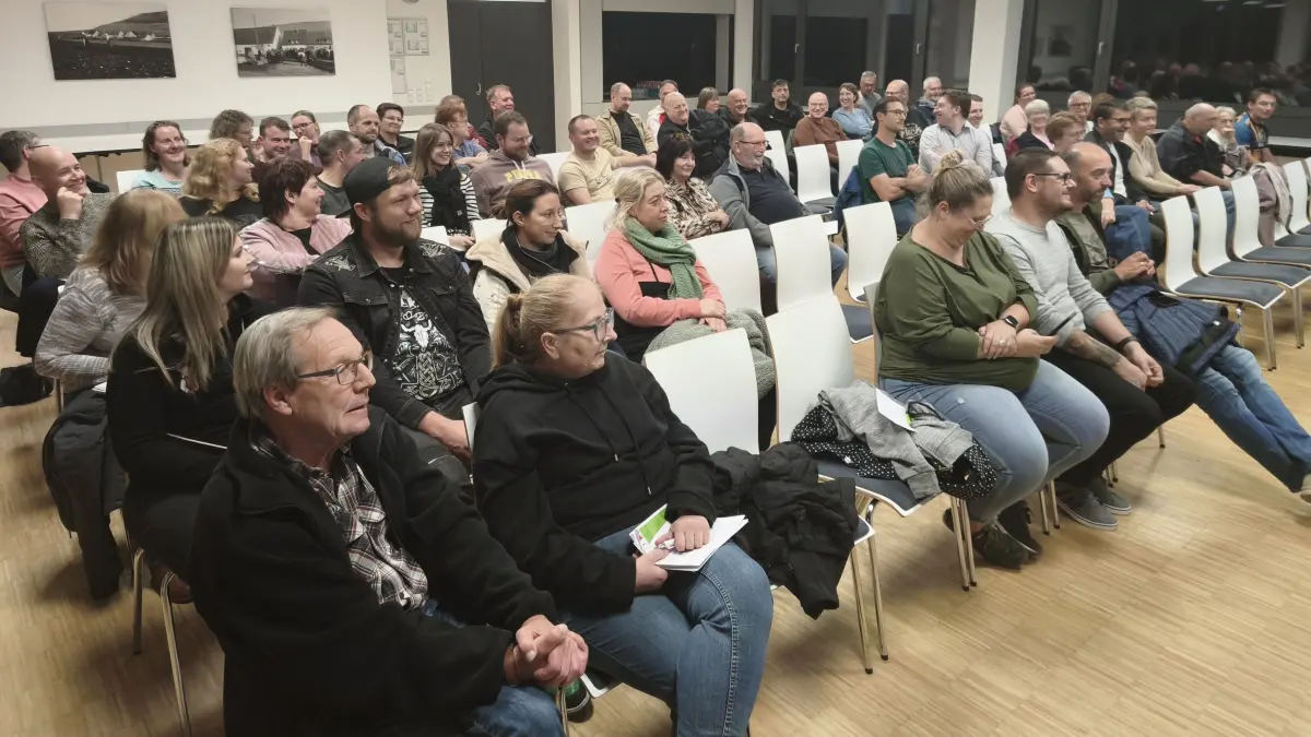 Eine große Zahl von Vereinsvertretern aus dem Blumberger Stadtgebiet nimmt interessiert an der Vereinsbesprechung teil.