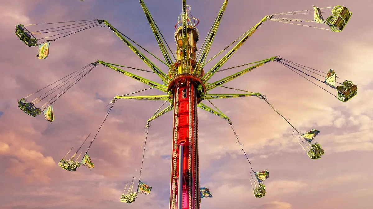 Auf der Basler Herbstmesse gibt es einige spektakuläre Fahrgeschäfte.